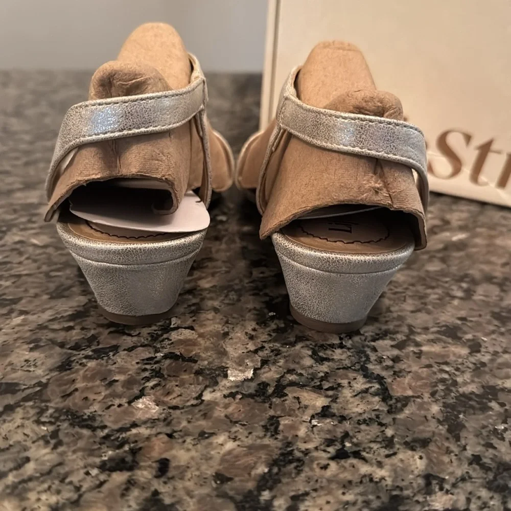 Life Stride Yasmine silver metallic wedge sandal NIB 6M